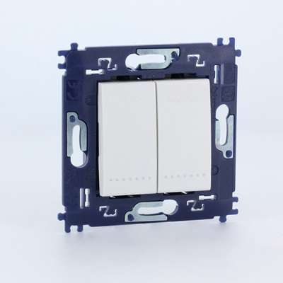 Interrupteur va-et-vient + bouton-poussoir basculant 10A/250V 2 modules avec support à vis blanc Living Light Bticino